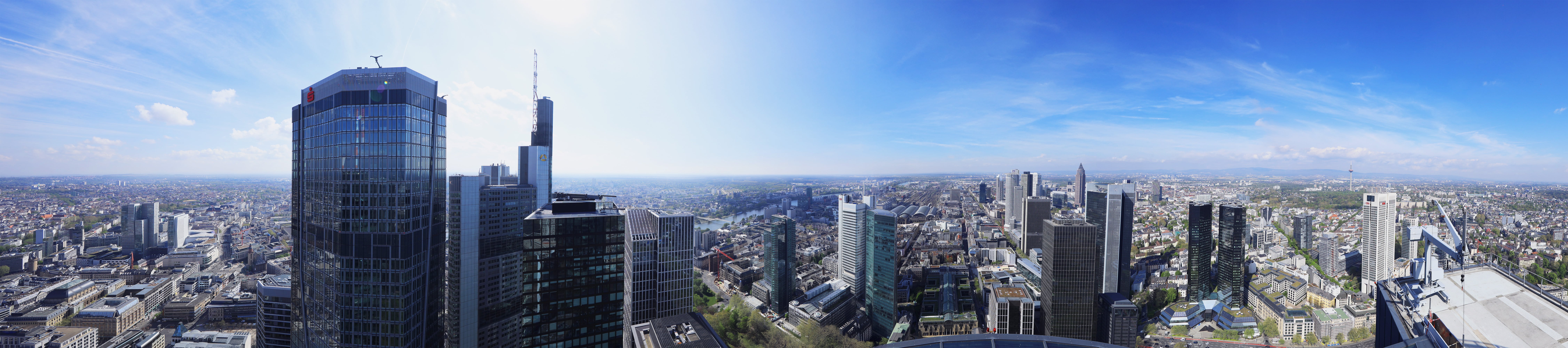 Der Blick über Frankfurt am Main von der Aussichtsplattform des MAIN TOWER.
